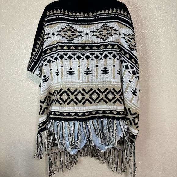 Nwot Love tree one size fits all poncho black, white and cream Aztec print - Picture 3 of 6